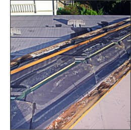 ガルバリウム鋼鈑屋根の棟剥がれトラブル