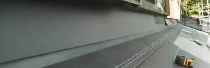 雨押え部の雨漏り防ぐ二重の板金構造