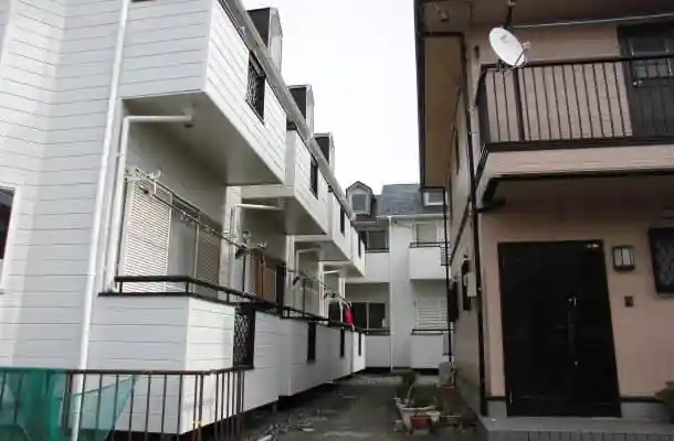 屋根専門業者による外壁塗装工事