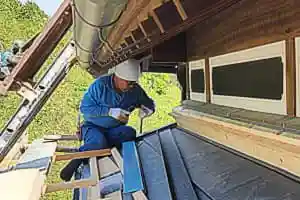 茅葺きやねカバー工法専門職人