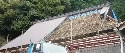 強風で剥がれた茅葺きトタン屋根