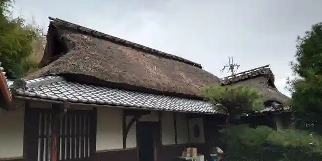 茅葺き屋根の雨漏り止めるためガルバリウム段葺き屋根を被せた