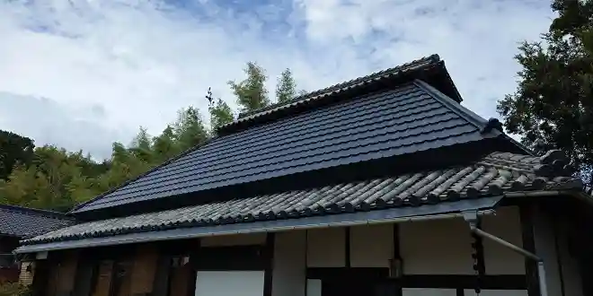 茅葺きトタン屋根を瓦型ガルバリウム屋根に張り替え