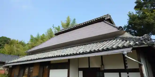 茅葺きトタン屋根、張り替え前の状態