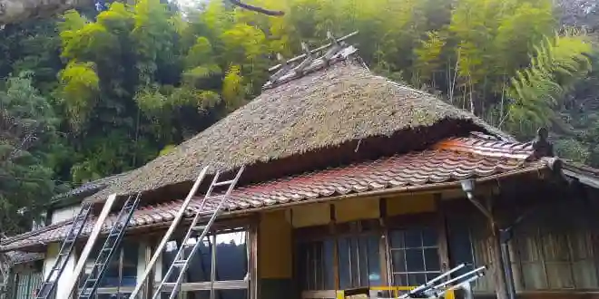 雨漏りする茅葺き屋根にトタン屋根を被せました