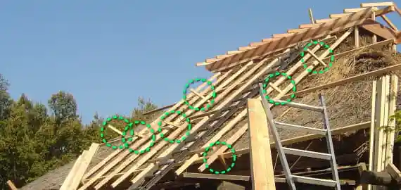 茅葺き屋根の下地骨組み工事