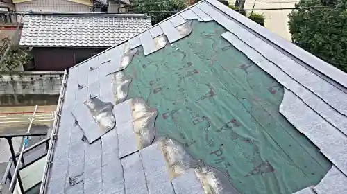強風で落下したパミール屋根材と破損したカーポート