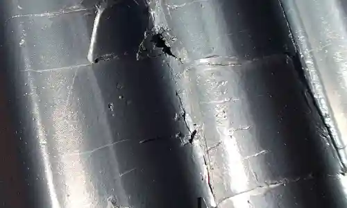 かわらUにひび割れ、割れは修理・塗装しても直らない