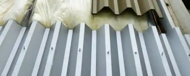 セキスイハイムの折板屋根に断熱材を加えてカバー工法