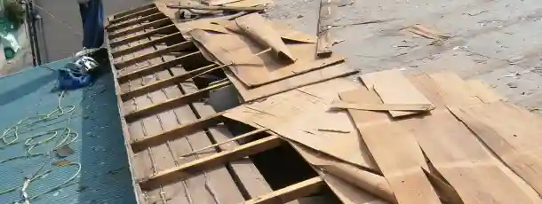 トタン屋根カバー工法前の下地確認