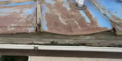 トタン屋根が浮き上がっている