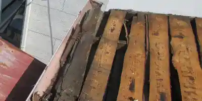 雨漏りして下地が傷んだトタン屋根の写真