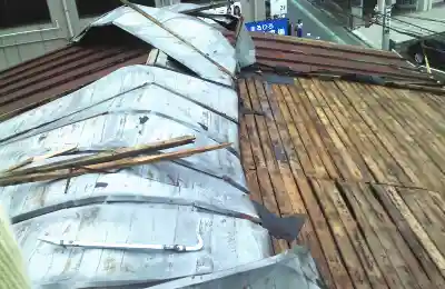 台風でトタン屋根が剥がれた写真