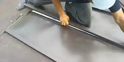 トタン屋根を部分補修している写真