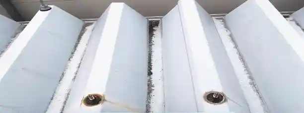 折板屋根の重なり部分からの雨水侵入