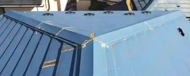 雨漏りするガルバリウム屋根を修理した跡