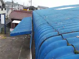 工場スレート屋根の軒先部分