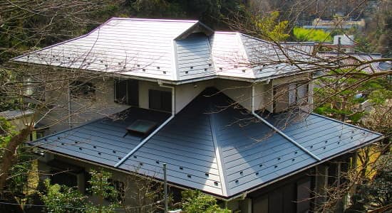 鎌倉の入母屋屋根重ね葺き(屋根カバー工法)工事