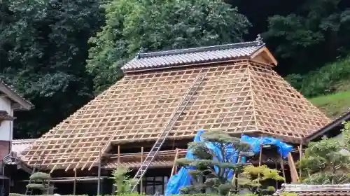 茅葺屋根カバー工法の下地作り