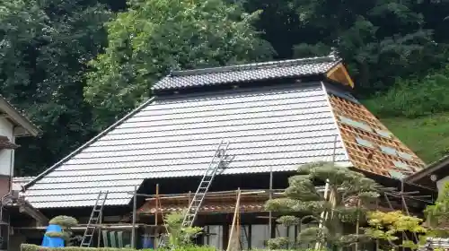 茅葺屋根に金属屋根を重ね葺き工事中