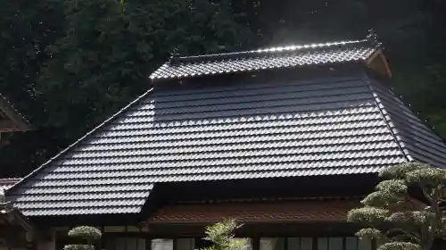 茅葺屋根に被せたガルバリウム鋼鈑のメタルルーフ