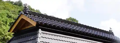 茅葺屋根の棟部に瓦屋根取り付け