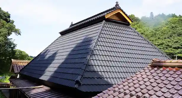 茅葺屋根への金属屋根カバー工法完成写真