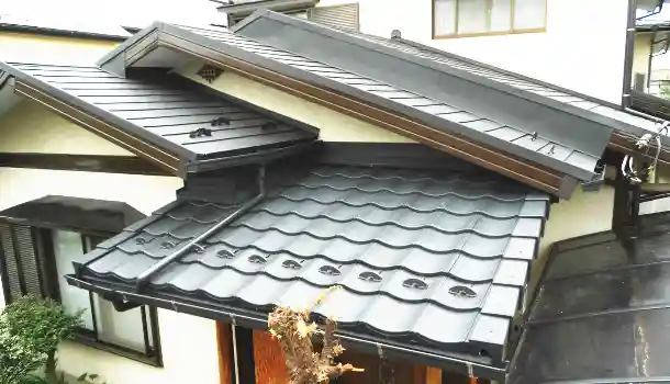 ニッセキハウスの玄関上の屋根をルーガ雅に葺き替えた