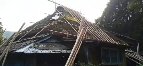 雨漏り修理を繰り返した茅葺き屋根