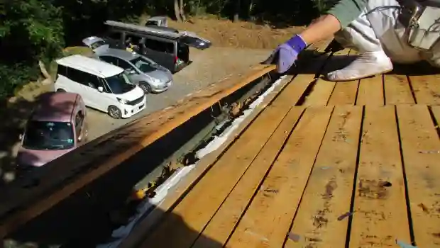 軒先木材が腐ったトタン屋根