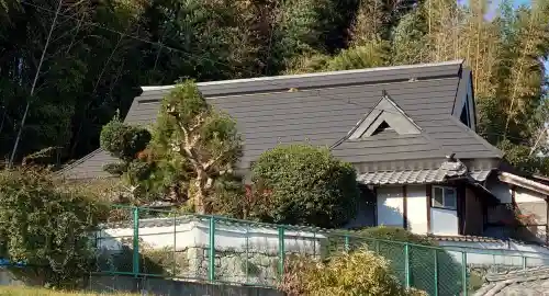 茅葺きに段葺き屋根カバー工法完成写真