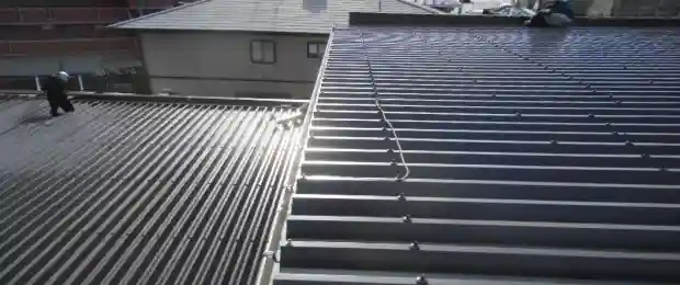 折板屋根カバー工法完成写真