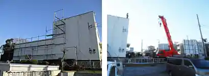 屋根の足場とクレーン車での資材搬入