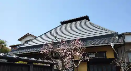 茅葺き屋根にガルバリウム鋼鈑の段葺き屋根をカバー工法