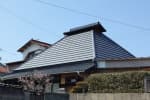 茅葺屋根にガルバリウム屋根カバー工法
