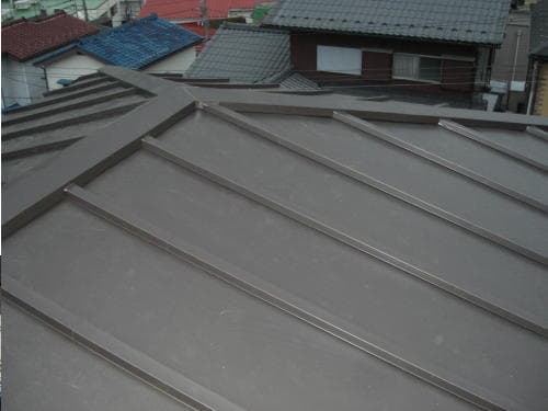 コロニアル屋根より重さがかなり軽くなり、雨の流れも改善されたガルバリウムトタン屋根