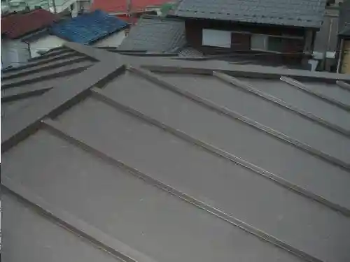 屋根が軽くなり、雨の流れも改善されたトタン屋根