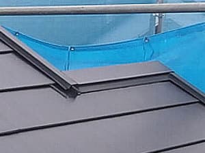 ガルバリウム鋼鈑屋根で雨漏り防ぐ棟違い工事