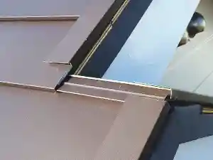 ガルバリウム鋼鈑屋根の棟違い部、施工不良例